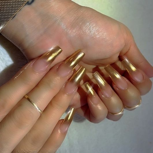 Francesinha Dourada – 25 Beautiful Nails To Rock Around!