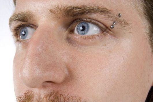 Piercing sourcils : Comment ça se fait, astuces et 30 modèles