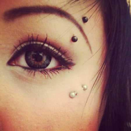 Piercing al sopracciglio: come si fa, consigli e 30 modelli