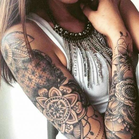 Tatuaggio femminile a braccio chiuso: idee, foto e suggerimenti