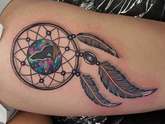 Tatouage attrape-rêves sur la cuisse : photos, dessins et astuces