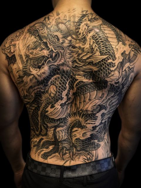 Tatuaggio posteriore maschile - 90 idee geniali per trarre ispirazione!
