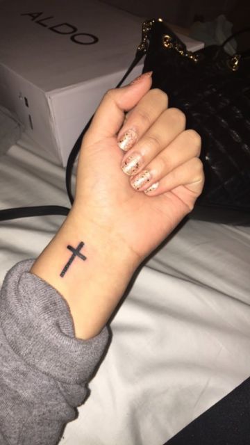 Tatouage Croix / Crucifix – 100 idées étonnantes pour s'inspirer !