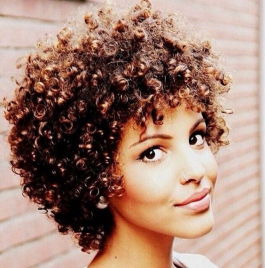 Coupes pour cheveux bouclés : les meilleurs conseils !