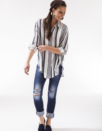 Chemise oversize femme : modèles, trucs et astuces à porter