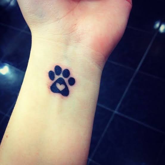 Tatouage de patte de chien – 50 tatouages ​​mignons et super créatifs !