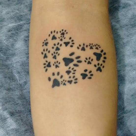 Tatouage de patte de chien – 50 tatouages ​​mignons et super créatifs !