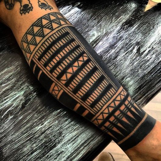 Tatouage maori - 100 idées étonnantes, nouveaux conseils et significations !