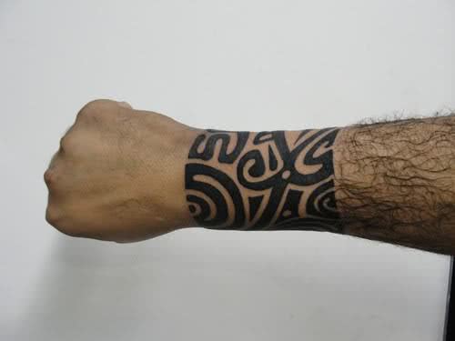 Tatouage maori - 100 idées étonnantes, nouveaux conseils et significations !