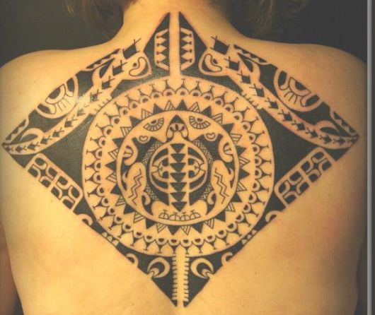 Tatouage maori - 100 idées étonnantes, nouveaux conseils et significations !