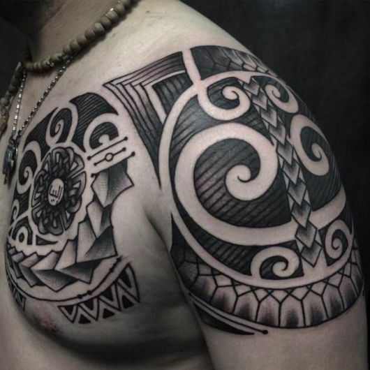 Tatouage maori - 100 idées étonnantes, nouveaux conseils et significations !