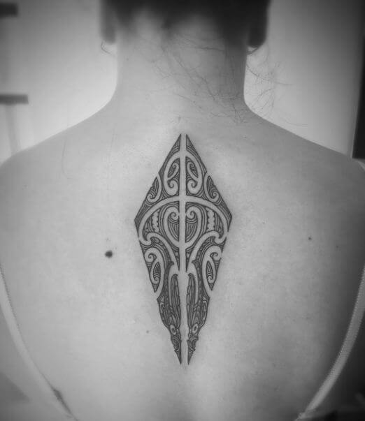 Tatouage maori - 100 idées étonnantes, nouveaux conseils et significations !