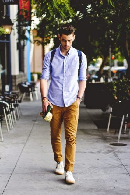 Pantaloni da uomo color caramello: abbinati a cosa? Modelle e 35 look!