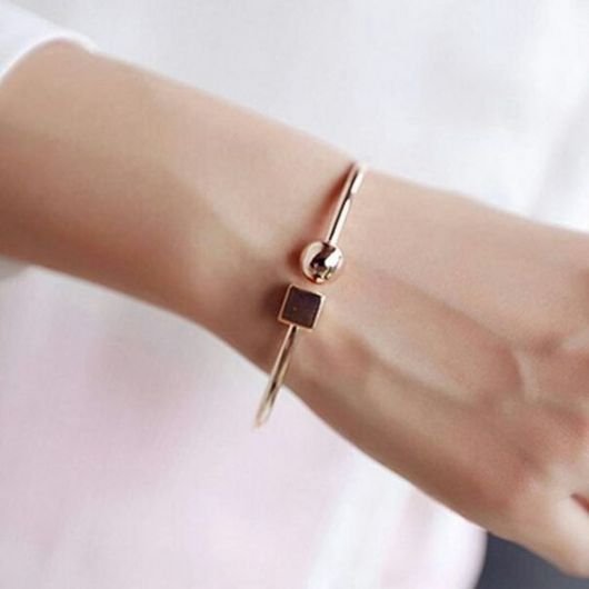 Women's bracelet: 52 charming ideas with tips on how to wear it!