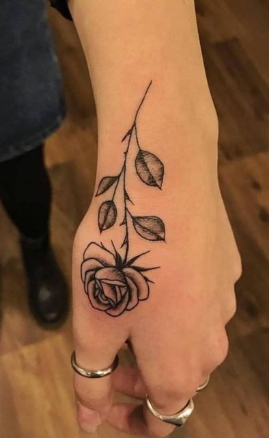 Tatuaje en la mano femenina – ¡66 Hermosas ideas para que te enamores!