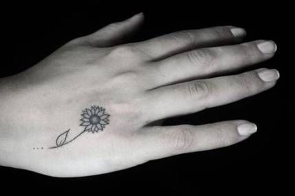 Tattoo on the female hand – 66 Beautiful Ideas for you to fall in love with!