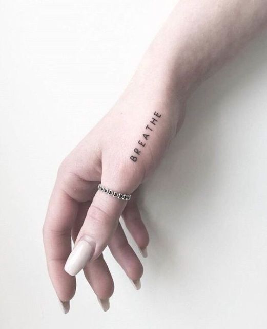 Tatouage sur la main féminine – 66 belles idées dont vous tomberez amoureux !