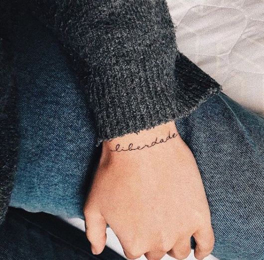 Tatuaje en la mano femenina – ¡66 Hermosas ideas para que te enamores!