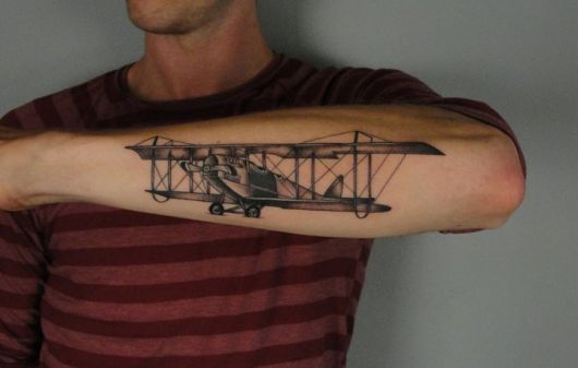 Tatuaje de avión: significado + 30 ideas geniales para inspirarte.