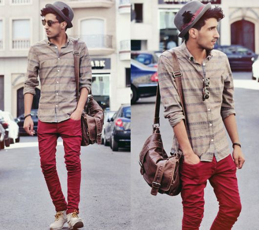 Pantaloni rossi da uomo: abbinati a cosa? Modelle + 50 look!