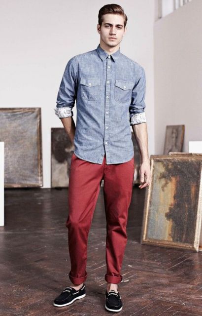 Pantaloni rossi da uomo: abbinati a cosa? Modelle + 50 look!