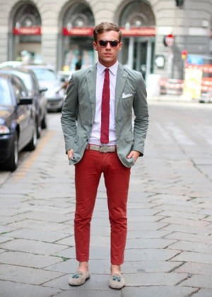 Pantaloni rossi da uomo: abbinati a cosa? Modelle + 50 look!