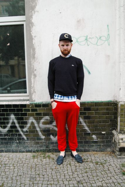 Pantalon rouge homme : assorti à quoi ? Modèles + 50 looks !