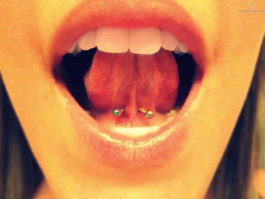Piercing de bride de langue – qu'est-ce que c'est, comment le mettre, conseils et modèles