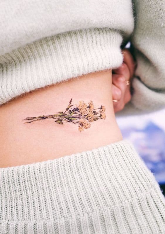 Tatuaggio in vita – 64 ispirazioni belle, femminili e seducenti!
