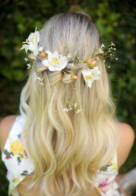 Hairstyles with flowers: 48 inspirations and how to do it step by step!