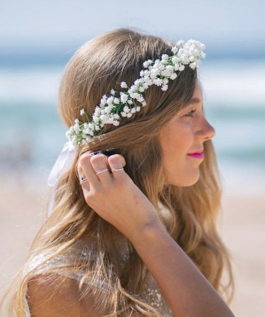 Hairstyles with flowers: 48 inspirations and how to do it step by step!