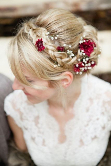 Hairstyles with flowers: 48 inspirations and how to do it step by step!