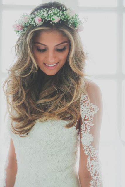 Hairstyles with flowers: 48 inspirations and how to do it step by step!