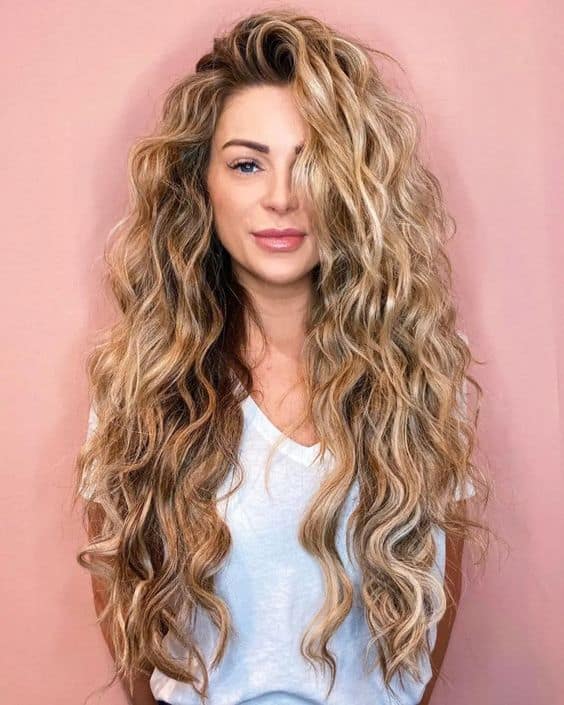 Cheveux ondulés naturels – 88 inspirations de cheveux fabuleuses !