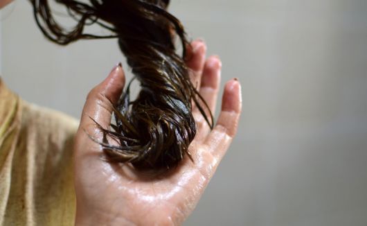 7 benefici dell'olio di cocco per capelli e come usarlo!