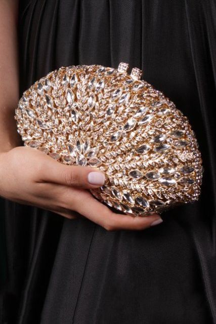 Golden Clutch – 46 Chiquérrima Handbags & Tips on How to Use It!