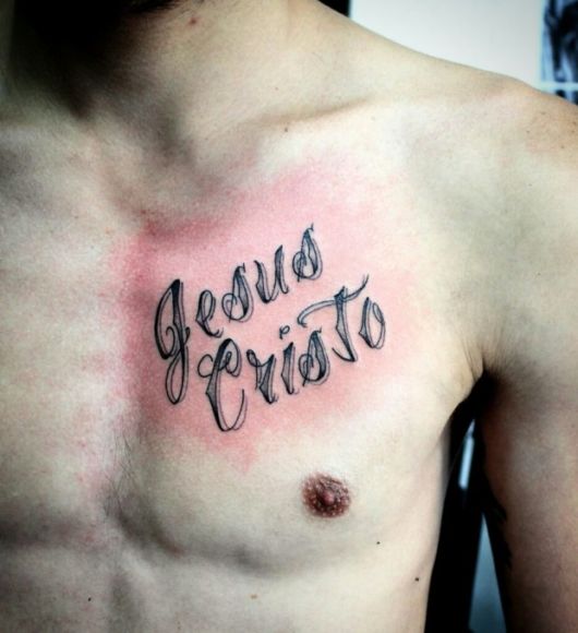 Tatouage de poitrine masculine – 100 idées et designs spectaculaires !