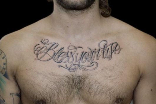 Tatouage de poitrine masculine – 100 idées et designs spectaculaires !