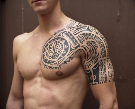 Tatouage de poitrine masculine – 100 idées et designs spectaculaires !