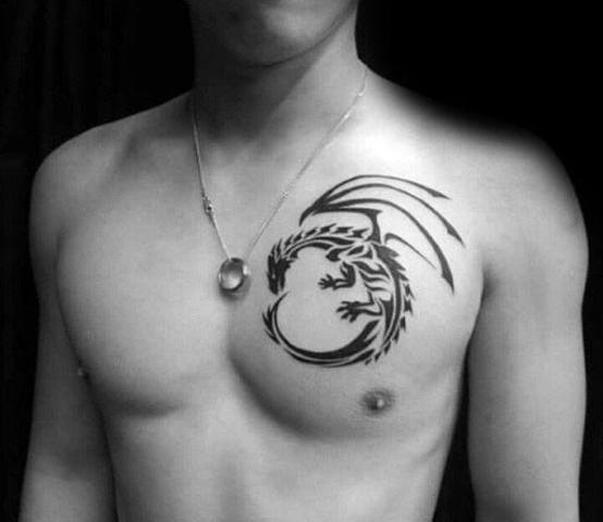 Tatuaggio sul petto maschile: 100 idee e disegni spettacolari!