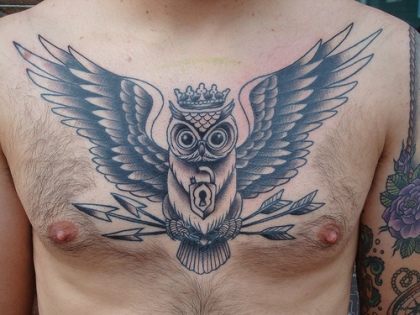 Tatouage de poitrine masculine – 100 idées et designs spectaculaires !