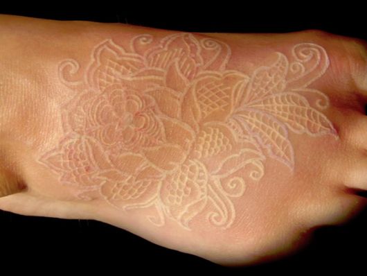 Tatuaje Blanco: ¿Qué es? ¿Cómo se hace? Todo sobre estilo + 65 fotos