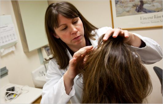Comment lutter contre la chute des cheveux chez la femme : astuces, causes et traitements !