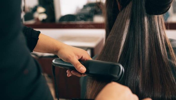 Comment laisser les cheveux raides – 6 techniques, astuces et conseils pratiques !