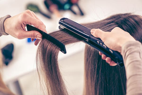Comment laisser les cheveux raides – 6 techniques, astuces et conseils pratiques !