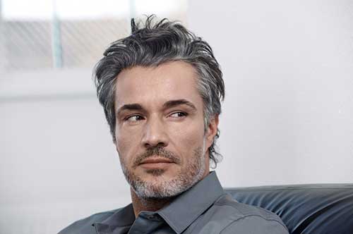 Cheveux gris masculins – 15 idées pour hommes pleins de charme !