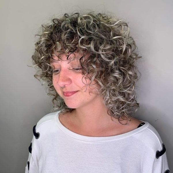 Wavy Hair with Bangs – 45 modern cut ideas!