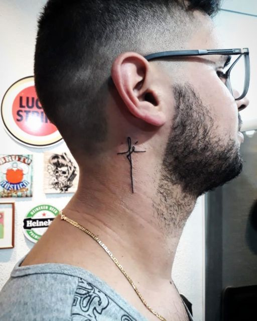 Tatuaggio sul collo da uomo: 80 idee e disegni affascinanti!