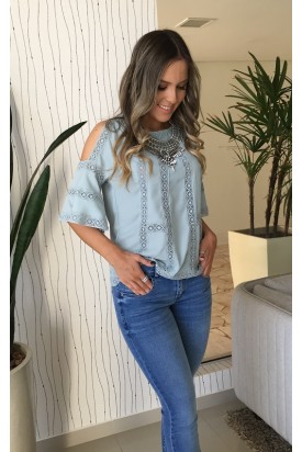 Off-the-shoulder blouse: does it look good on you?