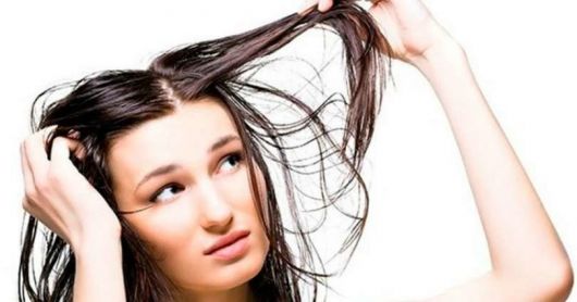 Comment prendre soin des cheveux gras – Meilleurs produits et comment réduire !